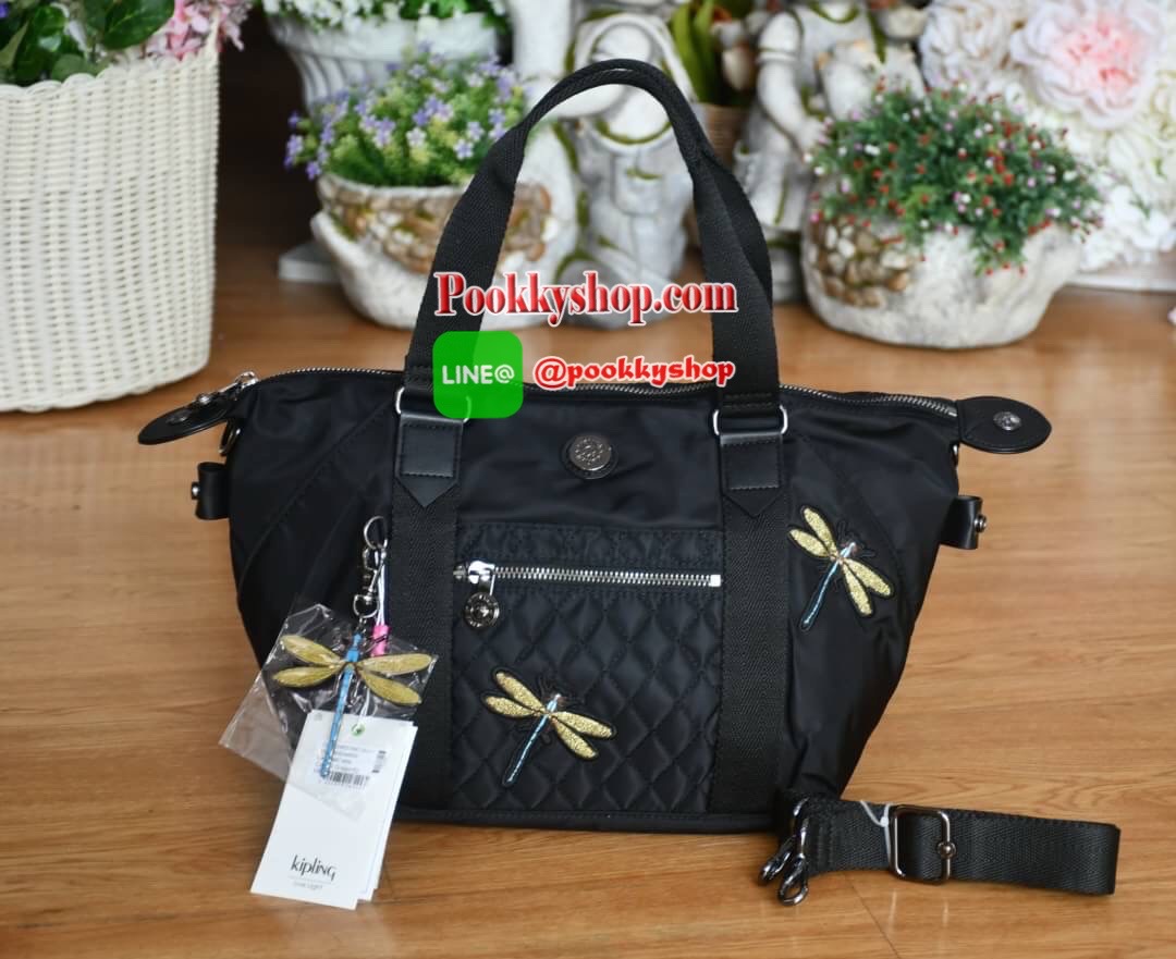 KIPLING X CHRISTINE LAU COLLECTION กระเป๋า collection ใหม่ล่าสุดจาก Kipling วัสดุ Nylon ด้านหน้าประดับแมงปอที่เป็นโลหะ สีสันสดใสน่ารัก สามารถเก็บปีกให้กระเป๋าดูเล็กลงได้ ด้านในมีช่องซิป 1ช่อง และช่องใส่ของจุกจิ๊กอีก2ช่อง ด้านหน้ามีช่องซิป 1ช่อง สะดวกใช้ ม