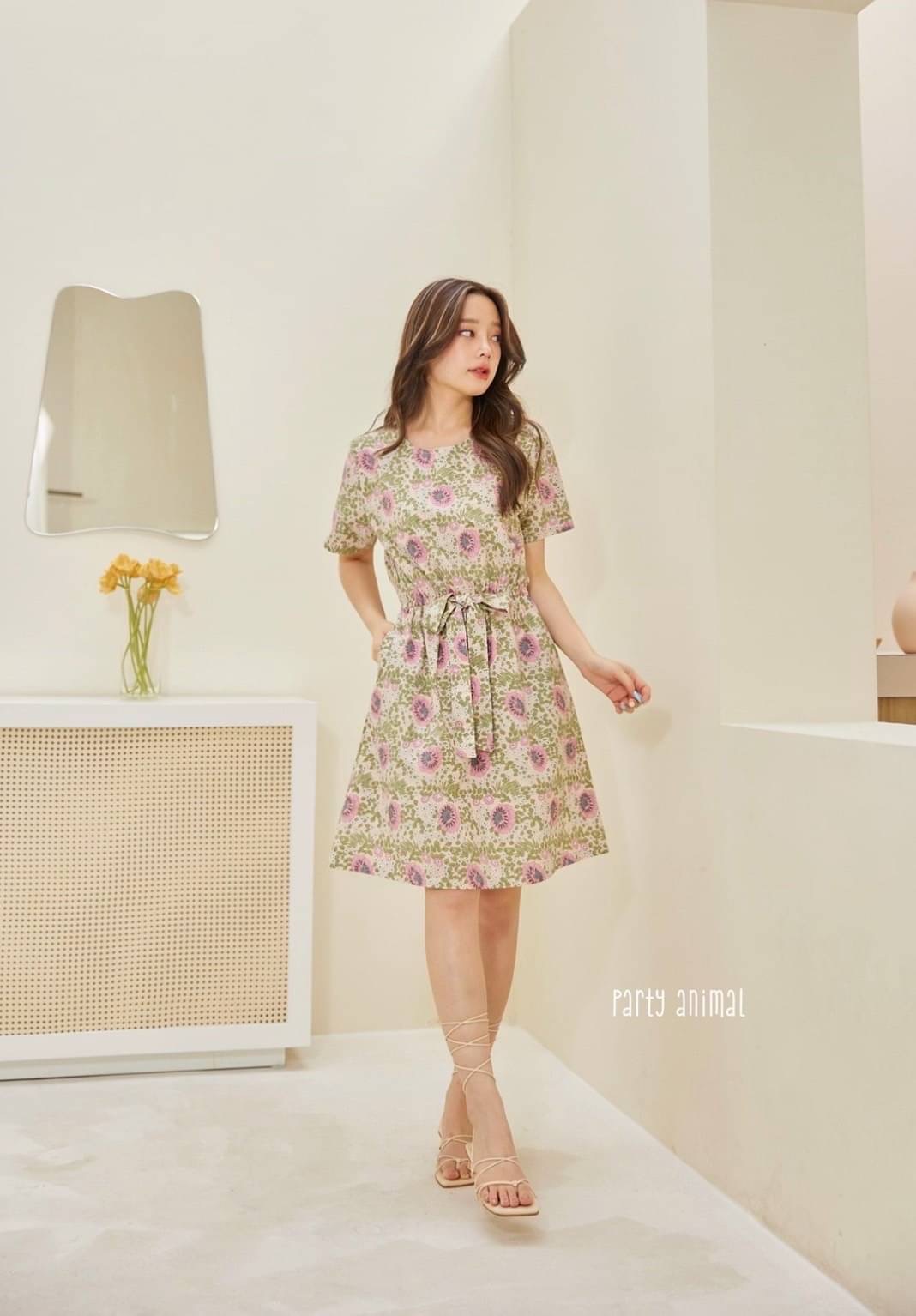 🌻🌸🪸ลายดอกไม้คิ้วท์ๆค้าา🥰🥰เดรสคอกลมแขนสั้นทรงกระโปรงเอบานเล็กน้อย เอวยืด เนื้อผ้าคอตตอน 100% ลายน่ารักค้าา มีซับในกระโปรง มีกระเป๋าล้วงข้างค่ะ 3ลาย