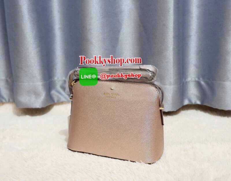 KATE SPADE CEDAR STREET MANDY แบรนด์ดังจากอเมริกาสุดฮิต กระเป๋าขนาดน่ารัก สะพายข้าง หนัง saffiano ภายในลายสวยเก๋สีทองเรียบหรู ทรงแข็งอยู่ทรง MUST HAVE!!