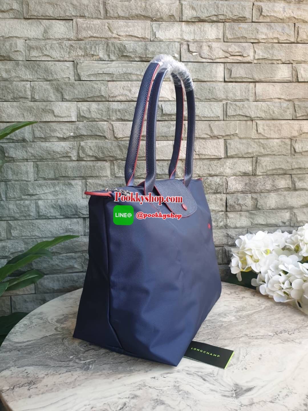 Longchamp Le Pliage Club Tote Bag Size L หูยาว วัสดุเนื้อผ้า Nylon Canvas เคลือบกันนำ้ ตัดด้วยหนังแท้ที่มีน้ำหนักเบา ดีไซน์เรียบง่ายแต่เต็มไปด้วยความคลาสสิก จนเป็นที่ชื่นชอบไปทั่วโลก Longchamp ปรับโฉม LE PLIAGE ด้วยการปักลายรูปม้า-ตราสัญลักษณ์ของแบรนด์บนผ