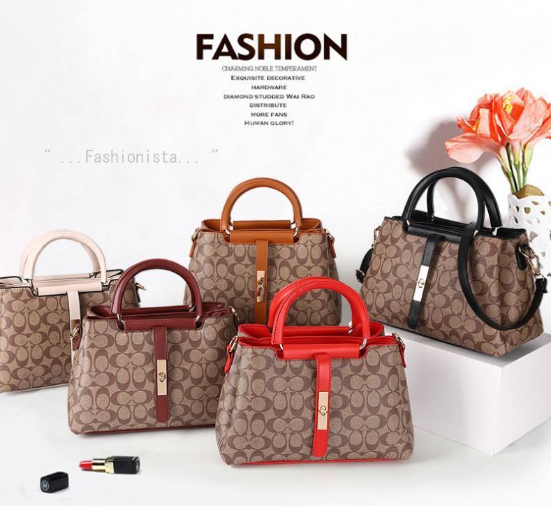 สินค้าดีมีคุณภาพ งานขายดีพร้อมส่งเลยค่ะ!! กระเป๋าสะพายทรงถือสไตล์งานแบรนด์ วัสดุ pu พิมพ์ลายโลโก้ เนื้อหนานุ่มขึ้นทรงคุณภาพดีไม่ซึมน้ำ ดีไซน์เรียบหรูดูดี หูจับกระเป๋าอย่างหนาแต่งอะไหล่แบบสายเข็มขัดด้านหน้าเก๋มากค่ะ ช่องใส่ของแบ่ง 3 ช่อง ใส่ของได้เป็นระเบี