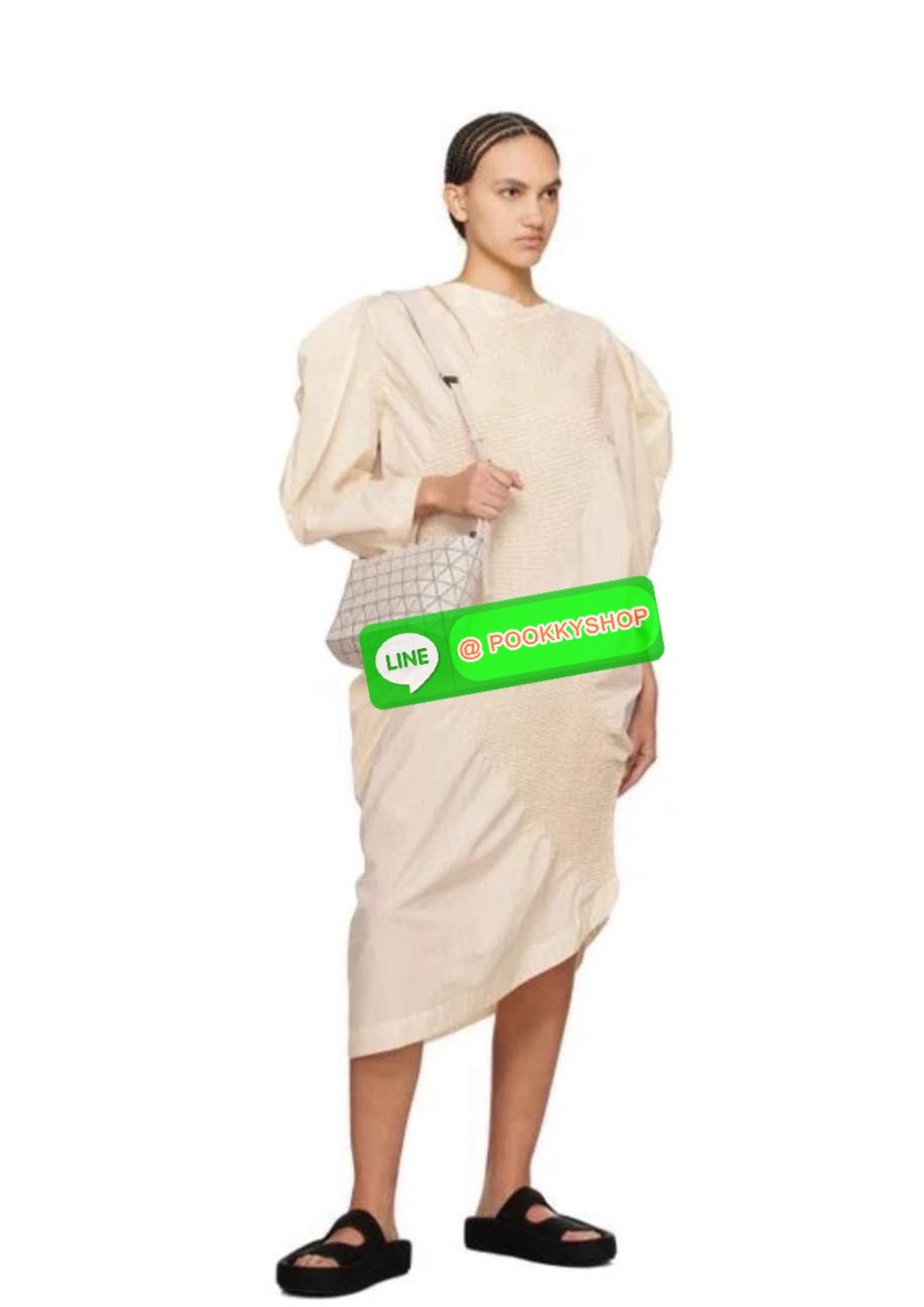 💕 BAO BAO ISSEY MIYAKE Crystal Shoulder Bag งานดีไซน์ที่ดูเรียบง่ายทั้งรูปแบบการใช้งาน มีช่องเปิดปิดแบบซิปเพื่อให้คุณพกพาของมีค่าได้อย่างสบายใจป้องกันสิ่งของตกหล่น ทั้งตัวเพลตสามเหลี่ยมและสายกระเป๋าหนัง สวยแบบคูลๆ ทั้งยังดูแลรักษาง่าย น้ำหนักเบา เ