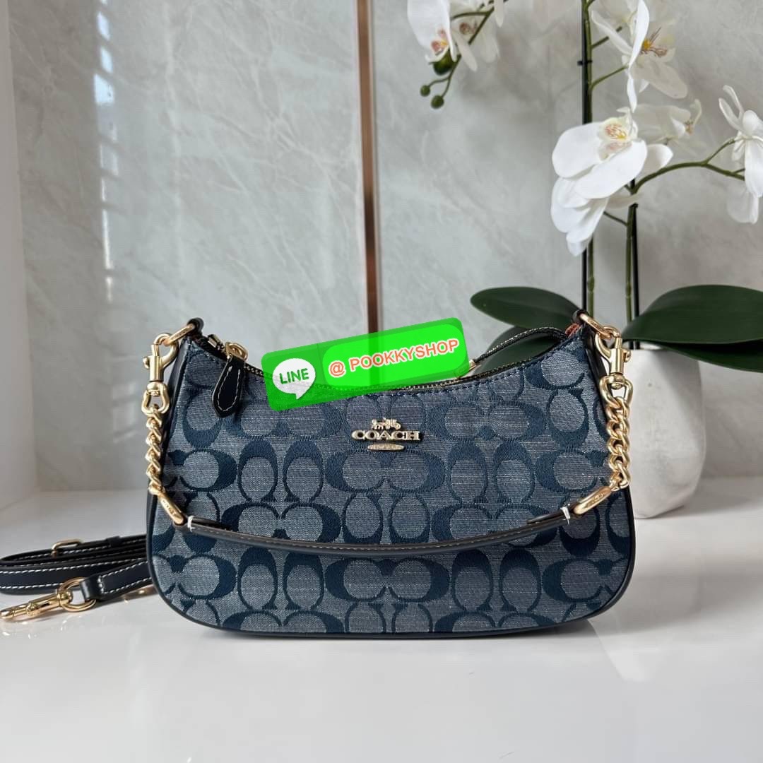COACH TERI SHOULDER BAG IN SIGNATURE CHAMBRAY ( CH139) กระเป๋าทรงพอช ดีไซน์สุดหรูวัสดุผ้า jacquard ทอลายแบรนด์ ซับในผ้า มาพร้อมสายสะพาย 2 เส้นสามารถถอดได้ เปิด-ปิดด้วยซิป ด้านในช่องโล่งกว้างมีช่องใส่บัตรเครดิต 2 ช่อง ใส่โทรศัพท์มือถือได้ทุกรุ่น ใส่กระเป๋า