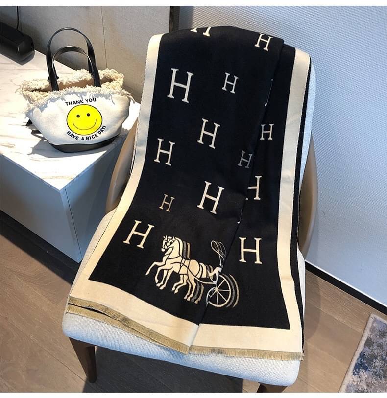 พร้อมส่ง ผ้าคลุมไหล่ ผ้าพันคอ งานแบรนด์ดัง สวยมาก ผ้าหนานุ่ม ผืนใหญ่ เหมาะกับหน้าหนาวที่กำลังจะมา สาวๆที่ชื่นชอบแบรนด์นี้ต้องมี