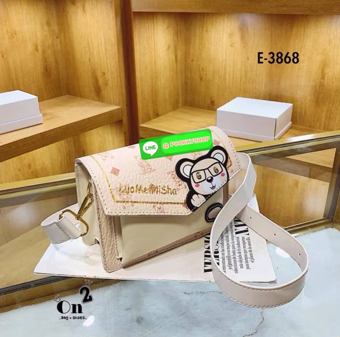 กระเป๋าสะพายข้างทรงแมสเซนเจอร์ เปิดหน้าอะไหล่ทอง สไตล์แบรนด์ มาพร้อมสายสะพายยาวปรับระดับได้ค่ะ ค่ะ