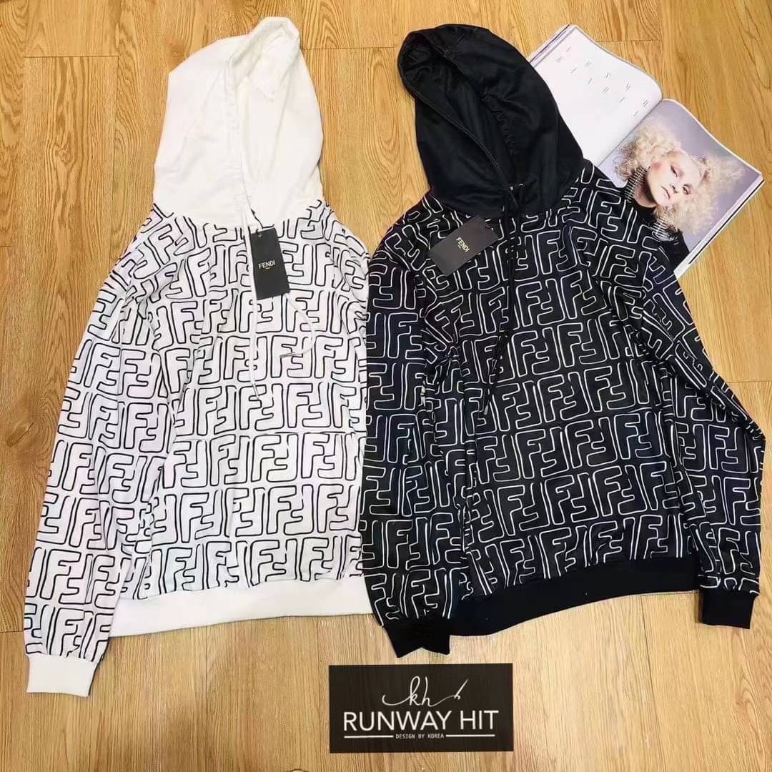 Detail เสื้อจั๊มเปอร์ มีhood brand fendi new collection2020 ผ้าใส่สบายของสวยจะใส่แมทช์กับอะไรก้อสวยค่ะสวยเป๊ะสุดๆของสวยๆต้องมีคะบอกเลยจ้า งานhiend 1:1 สวยเป๊ะผ้าดีสุดๆเลยจ้ะพี่จ๋า