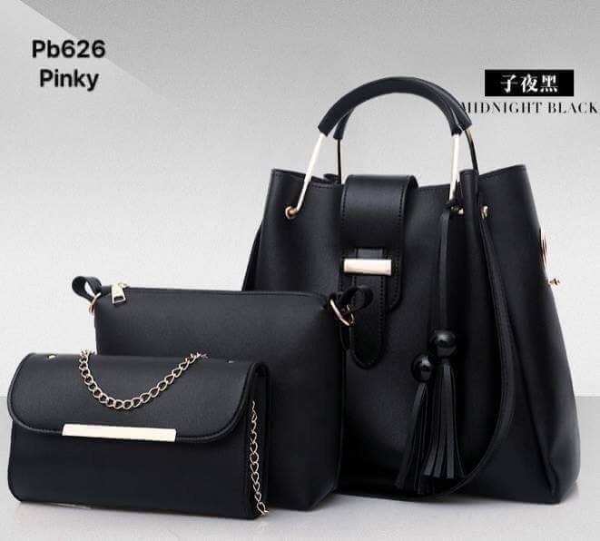 พร้อมส่ง PB626 (ผลิตใหม่งานดีกว่าเดิม) มาแล้วจ้า ครบสี รุ่นขายดีตลอดกาล งานเซตหรู ดูแพง ใบใหญ่ออกแบบสวยเข้ากับทุกชุด ตกแต่งพู่สวยงาม สายยาวติดกับตัวกระเป๋าถอด ไม่ได้ค่ะ ผลิตจากหนัง pu เกรดพรีเมี่ยม คุ้มมากได้ถึง 3 ใบ จัดเซตเข้ากั้นนนเข้ากัน สาวๆรีบจัดเลยจ