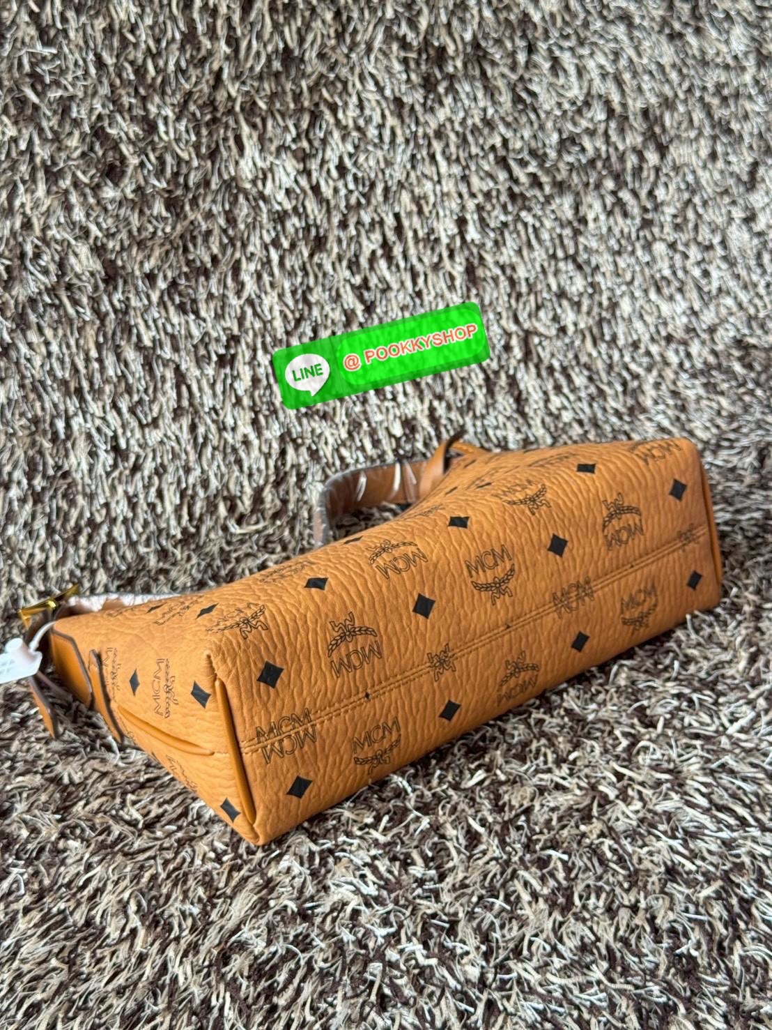 MCM Aren Hobo In Visetos กระเป๋าสไตล์คลาสสิก โดดเด่นด้วยรูปลักษณ์ ที่สามารถสะพายขึ้นไหล่ และยังมีสายสะพายเพิ่มให้1เส้น ต่อเป็นสายยาวสะพายพาดลำตัวได้ ฝากกระเป๋าเปิดปิดด้วยซิป แต่งดีเทลแท็กหนังที่ถอดออกได้และกุญแจพร้อมลูกสลักโลโก้