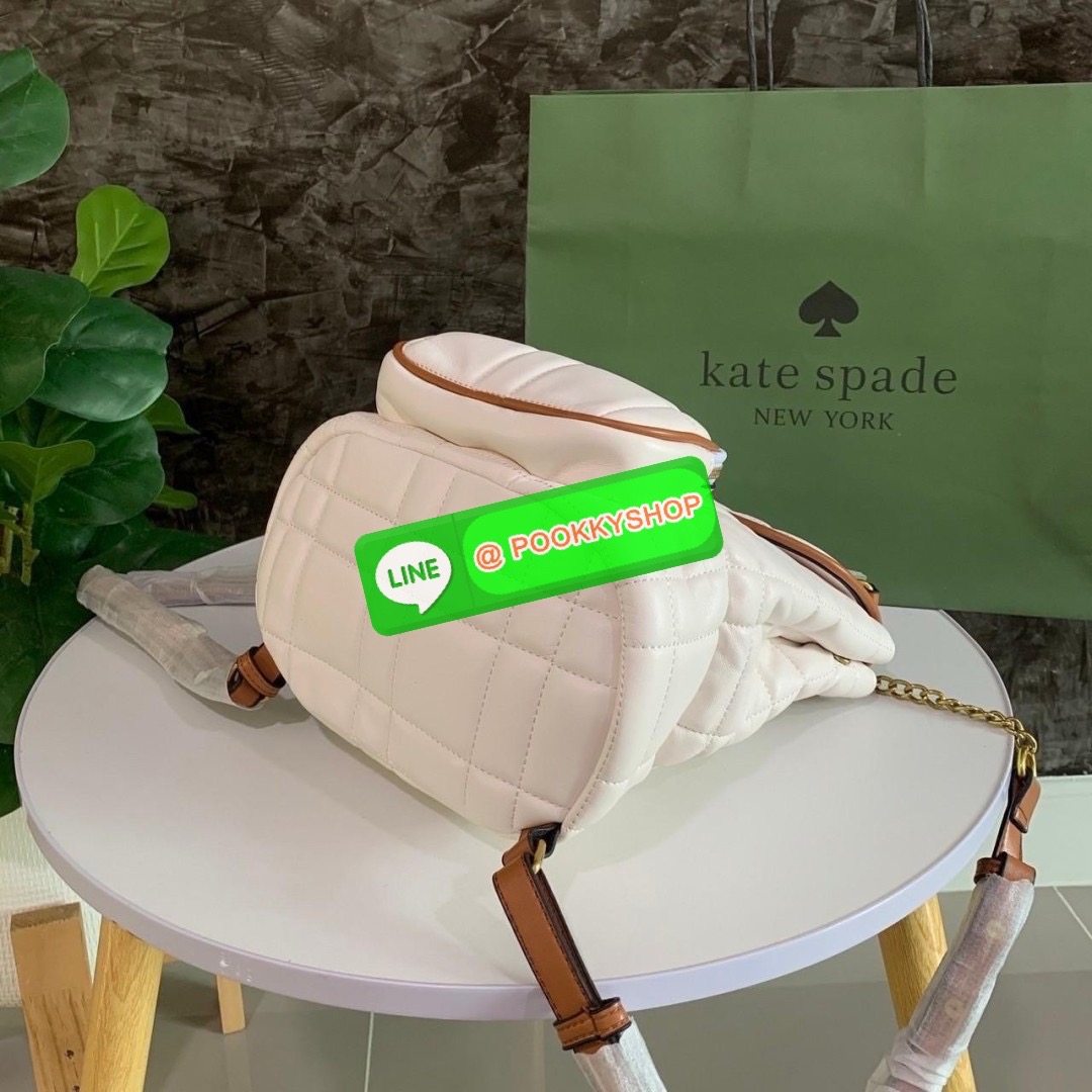 KATE SPADE NEW YORK Evelyn Small Quilted Leather Backpack กระเป๋าเป้สะพายหลังไซต์เล็กสุดคิ้ว หนังนิ่มสุดๆเย็บลวดลายตารางทั้งใบ ด้านหน้าตกแต่งต้วยชื่อแบรนด์ มีช่องเล็ก 1 ช่อง เปิด-ปิดกระเป๋าด้วยตัวล็อค ด้านในตัวกระเป๋าโล่งกว้าง จุของได้เยอะ และมีช่องซิปใส่