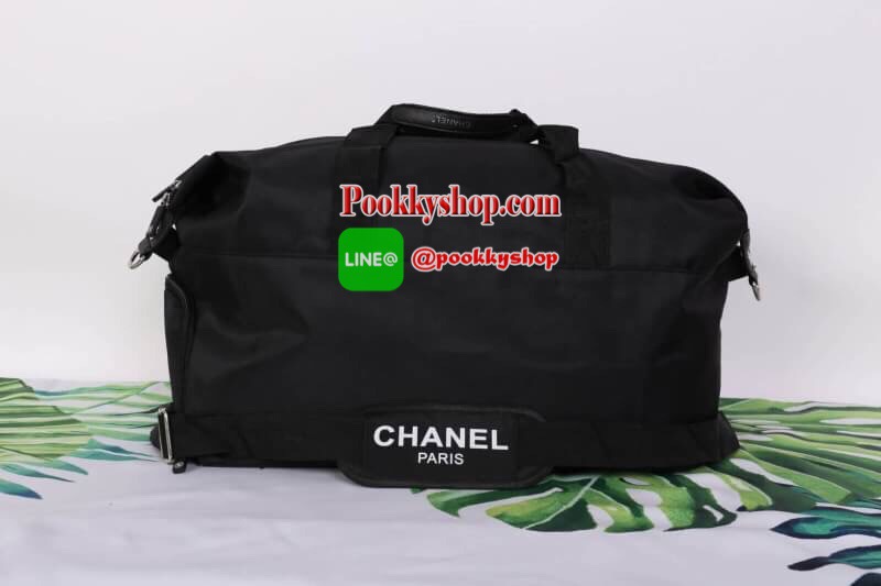 Chanel Authentic VIP Gift Bag Duffle Gym Travel -สินค้าเป็นของแท้ ใหม่ จากเค้าเตอร์เครื่องสำอาง/ น้ำหอมของแบรนด์- Chanel vip gift bag ของแท้ 100% ใช้เป็นกระเป๋าเดินทาง/ไปฟิตเนส ไปยิม หัวซิปปั้มโลโก้ ด้านในเป็นช่องกว้าง และช่องซิป ฐานกระเป๋ามีช่องแยกใต้กระ