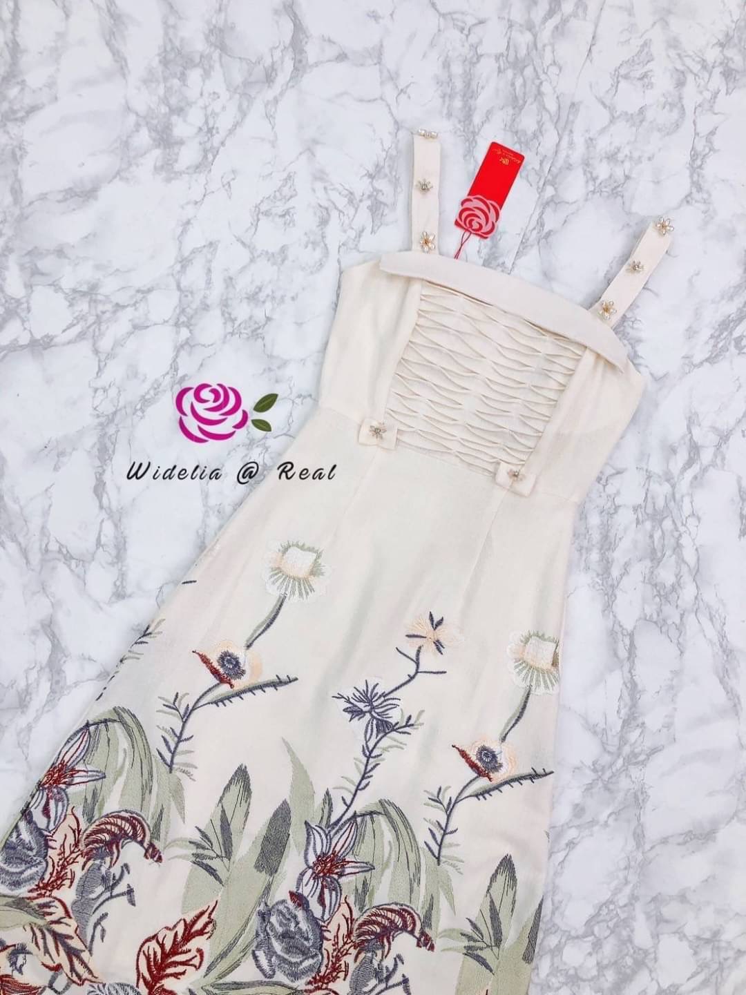 Dress เดรสสายเดี่ยวตัวยาวแสนสวย งานปักนะคะ ปักมาได้สวยงามมากๆ เนื้อผ้าอย่างดีมีความหนาพอประมาณ ช่วงสายปักร้อยครีสตัล ลวดลายของผ้าสวยหรูไฮโซสุดๆ งานเกรดพรีเมี่ยม งานสวย ทรงเป๊ะ คัตติ้งเนี๊ยบ รุ่นนี้แนะนำเลยจ้าโทนสีนี้ใส่แล้วดูแพงมากๆน๊า รับรองใส่ออกมาไม่ผิ