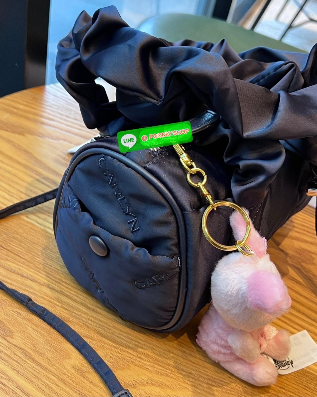 NEW ARRIVAL! น้องใหม่ล่าสุด มีความน่ารักไม่ไหวค่าสาวๆ CARLYN TIA MINI BAG พร้อมส่ง! สุดคิ้วท์ไปกับน้องสไตล์สายเกากันค่า ด้วยดีไซด์ใหม่ วัสดุไนล่อนอย่างดี ปักลายแบรนด์ทั้งใบสวยงาม