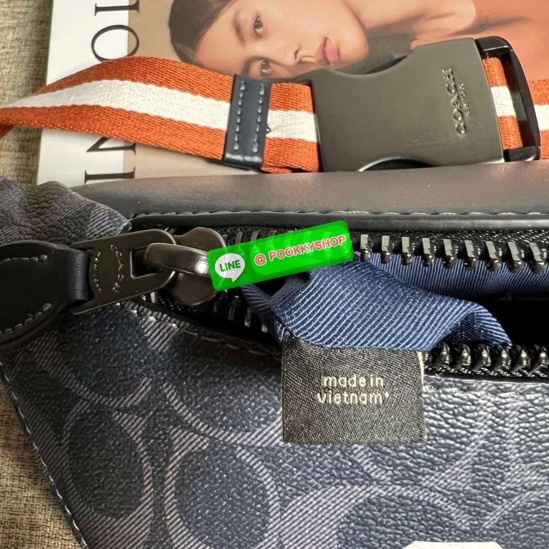 Coach Warren Belt Bag In Signature Canvas ( CB912 )With กระเป๋าคาดอก/เอว Coach Warren ในแคนวาสซิกเนเจอร์พร้อม ผ้าใบเคลือบซิกเนเจอร์และหนังลูกวัวอย่างดี ภายในกระเป๋ามัลติฟังก์ชั่น ปิดซิป ซับในผ้า กระเป๋าซิปด้านนอก สายปรับได้ ยาว 34 1/2" ใส่ได้เอว