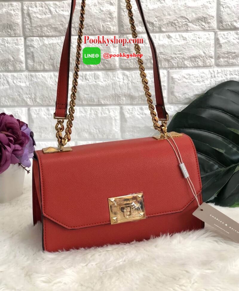 New in !!! CHARLES & KEITH CLASSIC FRONT FLAP CROSSBODY BAG ล็อตนี้อะไหล่แบบวินเทจ ใบจริงหรูมากค่ะ! กระเป๋าสะพายข้างหรือรวบสายเปลี่ยนแบบถือเก๋ๆ ก็ได้ค่ะ วัสดุหนังคาร์เวียร์ด้านตัดหนังกำมะหยี่ด้านข้างได้อย่างลงตัวสวยงาม เปิดปิดกระเป๋าแบบกดล็อคอะไหล่โลหะแบร