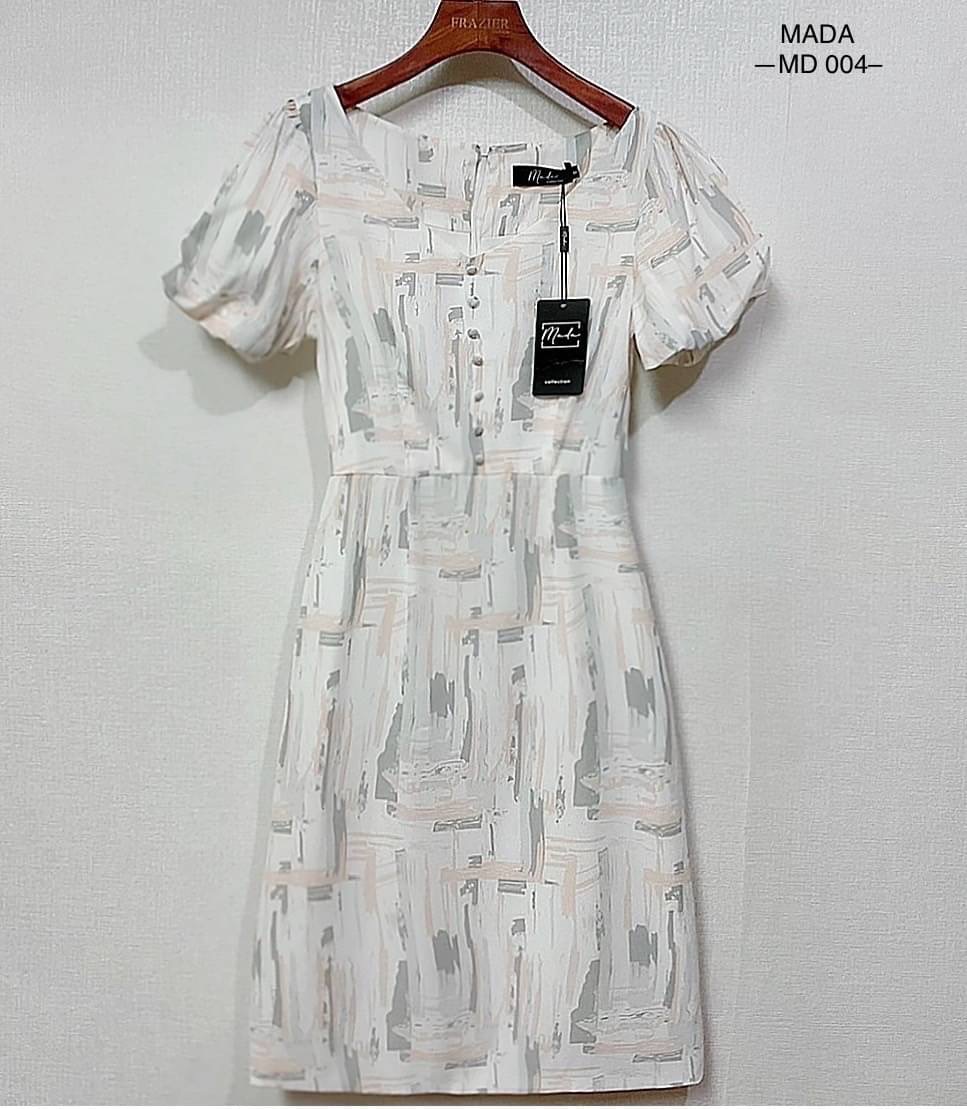 Dress ผ้าลายแขนตุ๊กตาพองปลายแขนเป็นยางด้วยค่ะรุ่นนี้ แต่งกระดุมช่วงอก ทรงเข้ารูปต่อเอวใส่ออกมาคือพอดีตัว ผ้าสวยเนื้อนิ่มลื่น ใส่สบาย งานซับในเย็บเก็บชาย ซิปหลังซ่อน