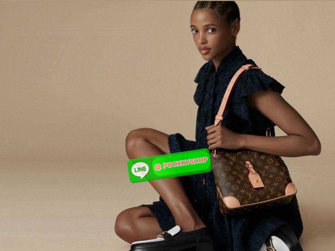 🔆 Model LV odeon bag 🔆 Details ฮอตที่สุด กับกระเป๋าสะพายดีไซน์คลาสสิค ขนาดกำลังดี ทำให้ใช้งานได้สะดวก ปากกระเป๋ามีซิปเปิดปิด ด้านหน้ามีช่องใส่ของได้ ภายในโล่งกว้าง ใส่ได้ทั้งกระเป๋าสตางค์ใบยาว มือถือ ของจำเป็นต่างๆ มาพร้อมสายสะพาย ปรับได้ต