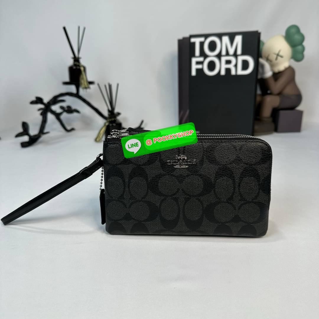 กระเป๋าคล้องมือ COACH 87591 DOUBLE CORNER ZIP WRISTLET IN SIGNATURE CANVAS (COACH 87591 ） กระเป๋าคล้องมือ2เซิปใหญ่ ลายCหนังและ ด้านในเป็นผ้า แบ่งเป็นช่องเล็กๆใส่เหรียญใส่แบงค์ใส่บัตร แล้วแต่จะใส่มีหลายช่อง ใส่โทรศัพท์ได้ทุกรุ่นพร้อมสายคล้องมือ