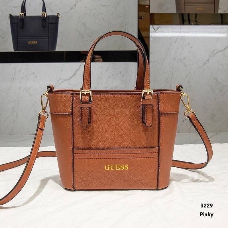พร้อมส่ง กระเป๋าสะพายแบรนด์ GUESS 329งานนำเข้า สวยมาก หนังดี หนังมัน ดูใหม่ตลอดกาล ขนาดน่ารัก สายสะพายถอดได้ ปรับได้ จะสะพาย หรือคล้องแขนก็ดูมีสไตล์