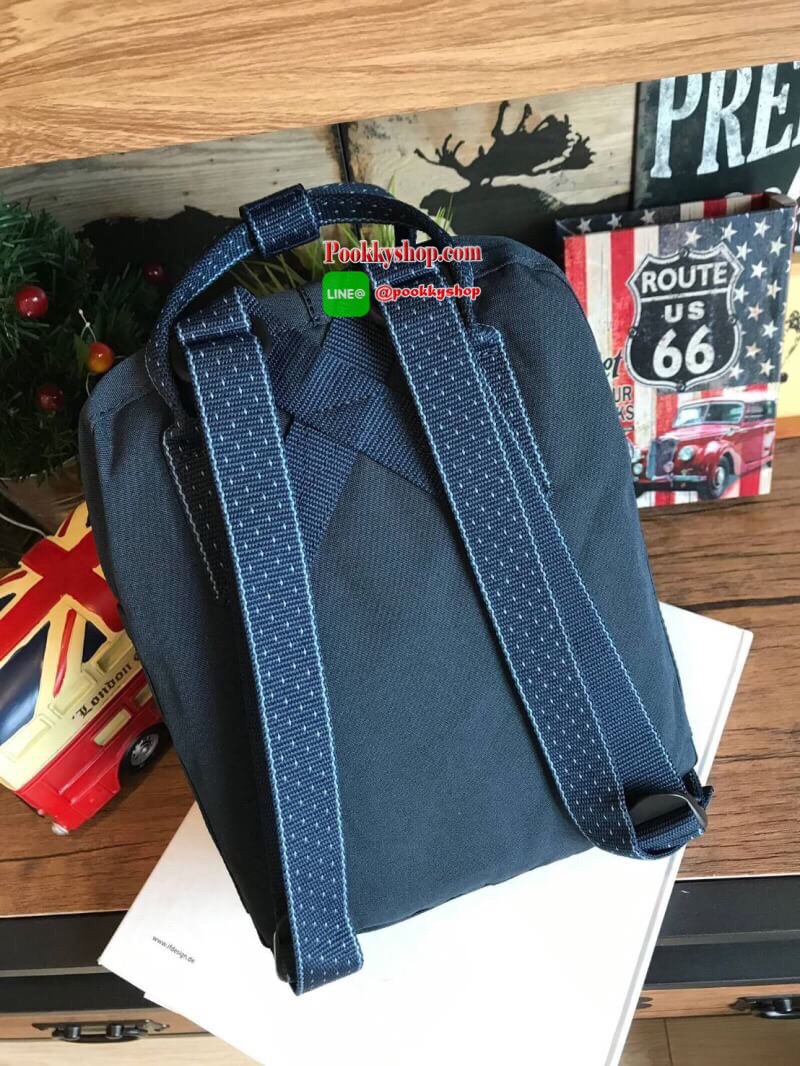 Kanken backpack รุ่น mini แบรนด์ดังจากสวีเดนที่นิยมกันมากในหมู่วัยรุ่น กระเป๋าเป้ที่มีน้ำหนักเบา แต่มีความทนทาน และช่องว่างต่างๆมากขึ้น มีซิปหน้าสำหรับใส่ของกระจุกกระจิก และหูหิ้วทั้งด้านหน้าและด้านหลัง สำหรับการหิ้วถือได้สะดวก ใส่มินิไอแพค กระเป๋าสตางค์ย