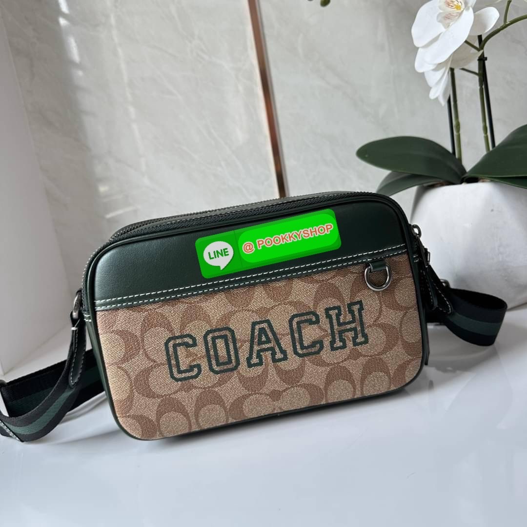 COACH GRAHAM CROSSBODY IN SIGNATURE CANVAS WITH VARSITY MOTIF STYLE (CE638) กระเป๋าสะพายข้างรุ่นUnisex สะพายได้ทั้งผู้ชายและผู้หญิง วัสดุแคนวาสสลับหนังแท้ เปิด-ปิดกระเป๋าแบบซิป มี2ช่องซิป และช่องด้านหลังอีก1ช่อง สายสะพายผ้า ปรับระดับได้ ใส่มือถือได้ทุกรุ่