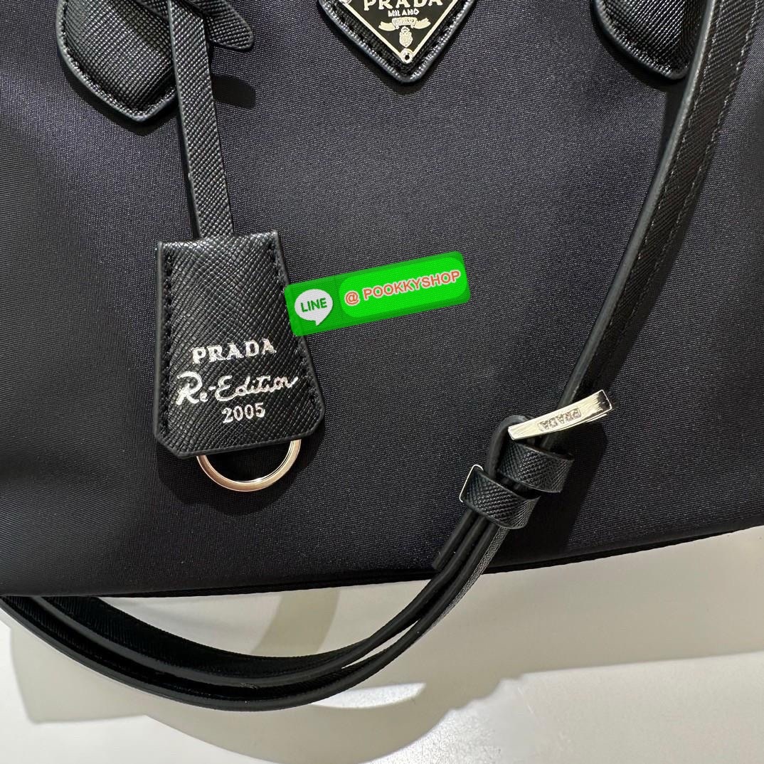 NEW ARRIVIAL กระเป๋าผ้าไนล่อน ทรงHandbag ขนาดกำลังดีมินิน่ารักมากค่า จากแบรนด์ PRADA เปิดปิดด้วยซิป ด้านในมีช่องซิปและช่องแยก แบ่งเป็นสัดส่วน ใส่กปต.ยาว เครื่องสำอางค์ ได้สบายค้า เหมาะกับการถือเป็น everyday look สุดๆ และยังมาพร้อมสายยาว Crossbodyได้อีกด้ว