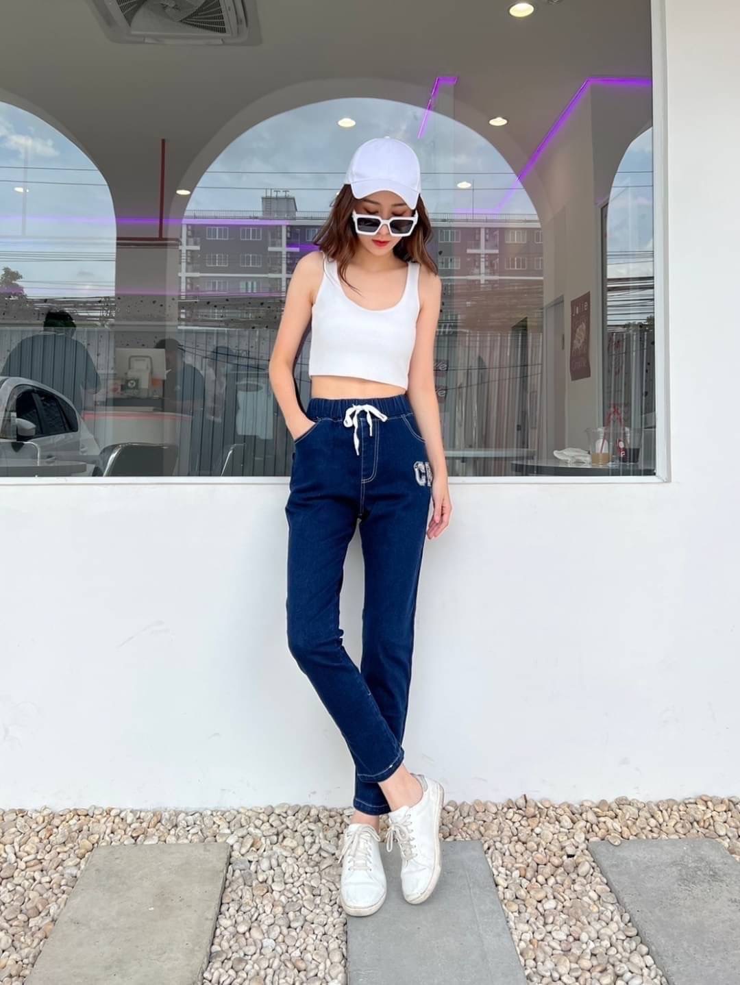 พร้อมส่ง!!! กางเกงยีน Dior งานป้ายแต่งแถบโลโก้กางเกงยีนยืด แต่งแถบปักโลโก้ เอวสม็อคสวยใส่สบายมาก ผ้ายืดเยอะคุณภาพดีมาก10/10 lable Dior