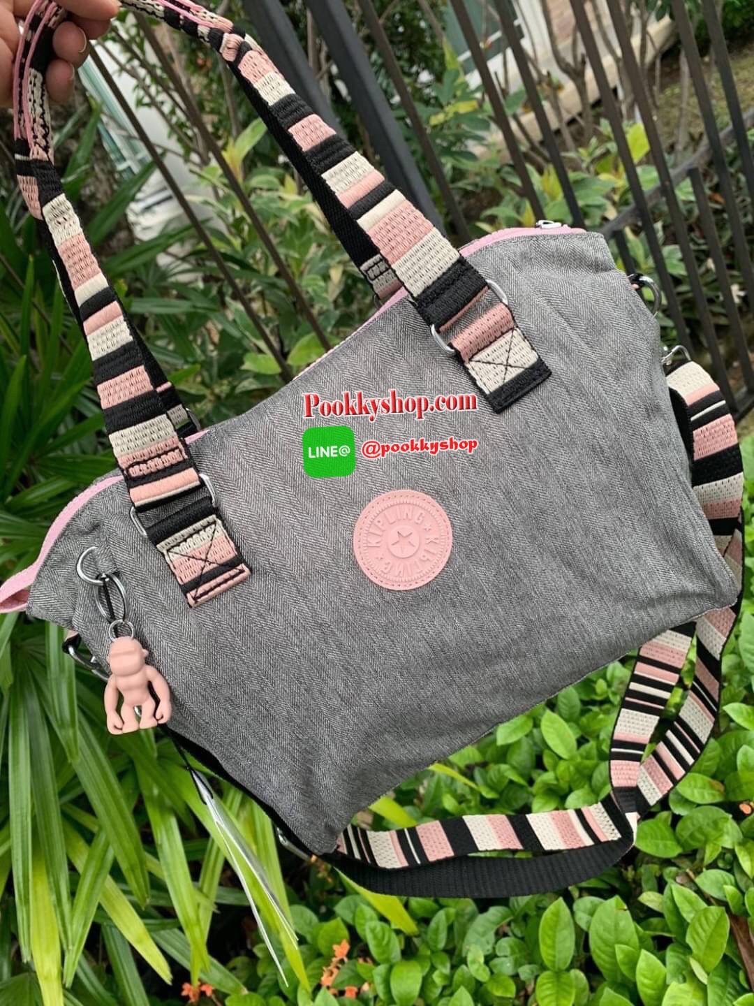 Kipling women’s amiel handbag (k15371) กระเป๋าถือหรือสะพายข้างได้ วัสดุpolyamide100%เปิดปิดกระเป๋าแบบซิปเดียว ภายในมีฐานกว้าง มีช่องซิป ช่องเล็กแยกเป็นสัดส่วนพร้อมสายห้อยกุญแจ ด้านหลังกระเป๋ามีช่องซิปยาวหนึ่งช่องใช้งานได้จริง มาพร้อมสายสะพายถอดออกได้ ปรับ