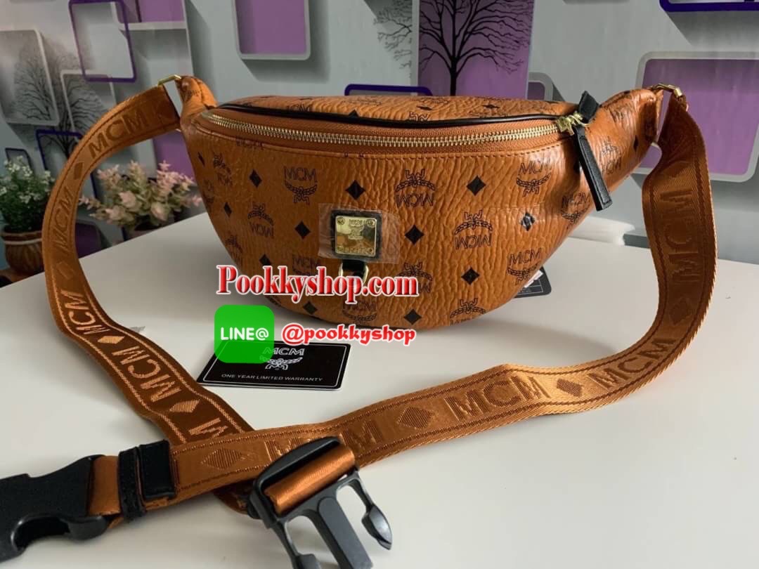 MCM Fursten ลาย Visetos กระเป๋าคาดอก/เอว ที่เข้ากับทุกไลฟ์สไตล์ จะคาดรอบเอวหรือพาดลำตัวก็ให้ลุคสตรีทแบบทันสมัย วัสดุหนังสังเคราะห์เคลือบผิวลาย Visetos หนังดีมากๆ ค่ะเปิด-ปิดด้วยซิป 2 ทาง ด้านหลังมีช่องซิปยาว 1 ซิป ด้านในโล่งกว้าง และมีช่องสำหรับเก็บของจุก