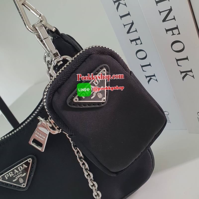 พร้อมส่งรุ่นใหม่ กำลังมาแรงมากค่ะ กับแบรนด์ PRADA ใบเดียวคุ้มมากค่ะ อุปกรณ์ ครบชุด ซื้อ1ได้ถึง3ไอเท็ม ทั้งสายยาว และกระเป๋าใส่เหรียญ และป้ายแท็คหนัง อย่างดี อะไหล่ปั้มแบรนด์แท้ทุกจุด วัสดุทำจากผ้า Nylon อย่างดี กันน้ำได้ อยู่ทรงสวย สามารถใส่กระเป๋าตังค์ใบ