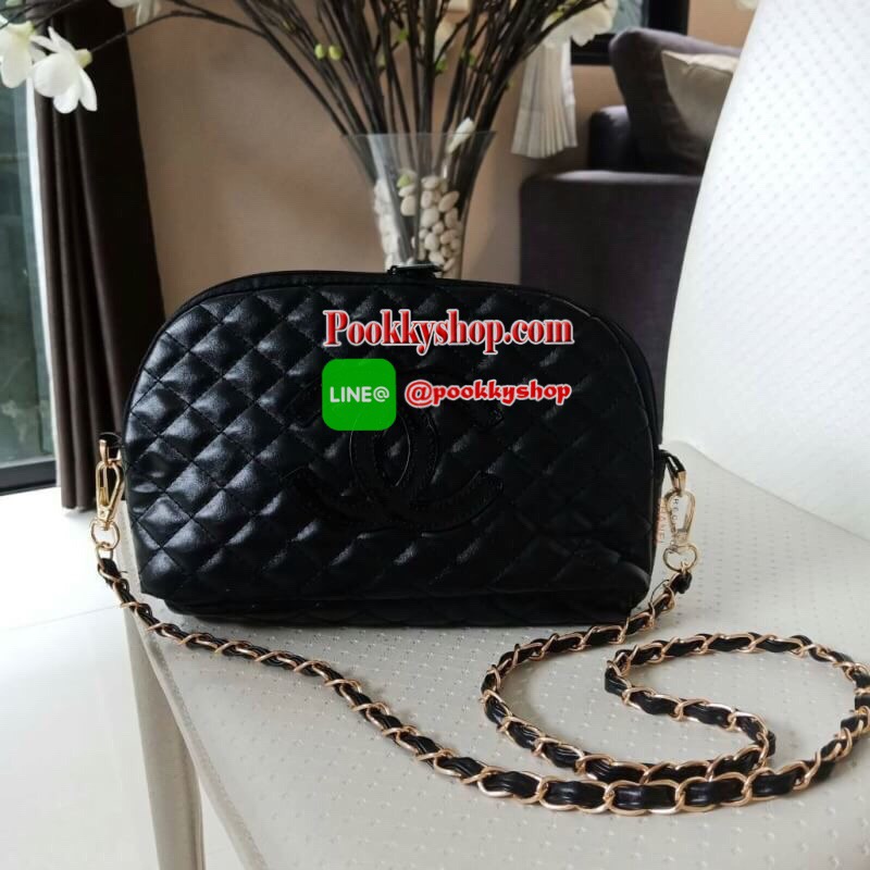 NEW ARRIVAL!! สวยหรูไม่ซ้ำใคร ต้องยกให้ Chanel Clutch Bag With Chain VIP Gift ของแท้จาก Chanel Perfume Counter รุ่น Limited วัสดุหนังเรียบลายตารางเปิดปิดด้วยซิปแบรนด์อะไหล่ทอง ขนาดกำลังดี น้ำหนักเบา ภายในมีโลโก้และช่องซิป มาพร้อมสายสะพายโซ่ร้อยหนังถอดออกไ