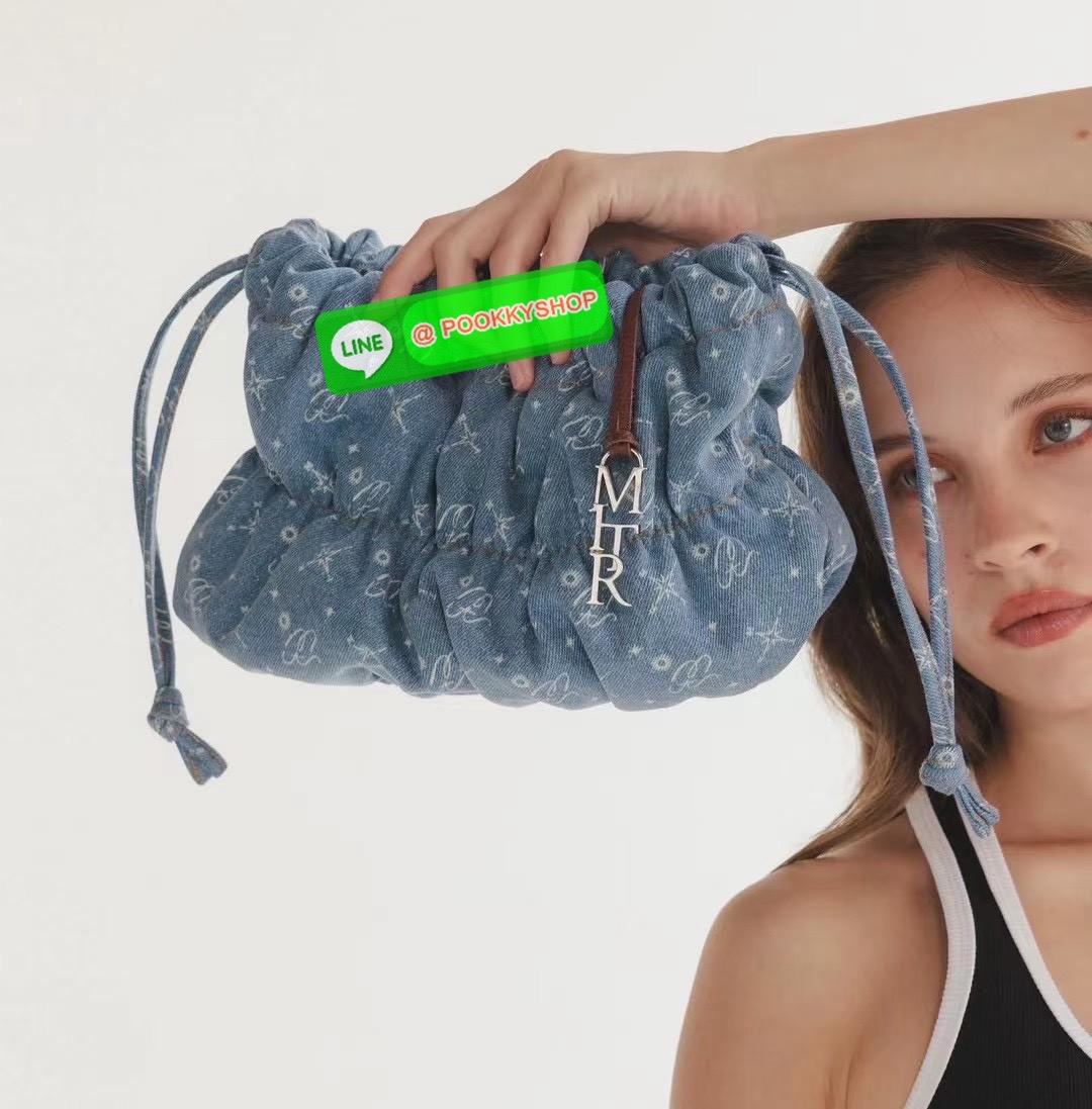 Mitr scrunchy bag 🔖กระเป๋ายีนส์สุดน่ารักเนื้อนุ่มพิมพ์ลาย Monogram ของ Mitr จุของได้เยอะรูปทรงแบบรูดได้ น้ำหนักเบาสุดๆ สะพายเป็น Shoulder Bag หรือถอดสายและถือเป็น Clutch Bag ก็ได้ ดีเทล Charm ห้อยโลหะสีเงิน โดดเด่นสุดๆ