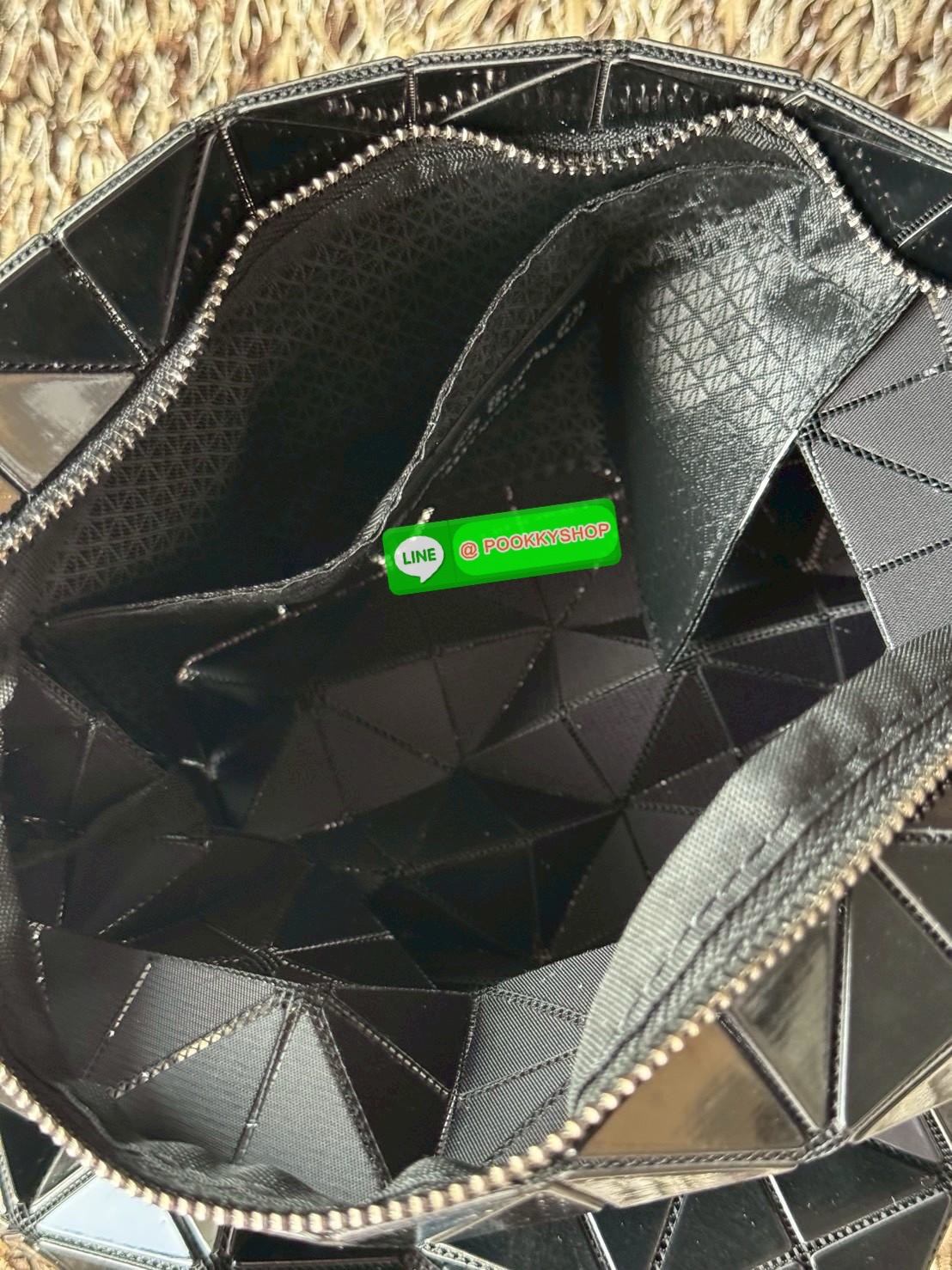 Baobao Issey Miyake Large Baguette เป็นกระเป๋าที่ดูมีมิติและสวยงามด้วยรูปทรงของมัน ซึ่งหูกระเป๋าจะมีความกว้างขึ้นไหล่ได้ได้แบบสบายๆ ใส่ของได้เยอะ ปากกระเป๋ามีช่องซิป ด้านในมีช่องใส่ของเพิ่ม สะดวกสบายพกพาไปได้ทุกที่ รูปทรงกนฃระเป๋าทำให้ดูเรียบง่ายยิ่งขึ้น