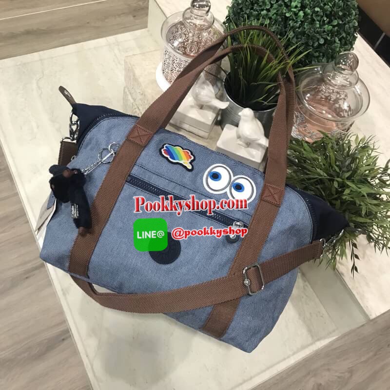NEW ARRIVAL! KIPLING EMOJI HANDBAG รุ่นใหม่ล่าสุด Limited คอลเลคชั่น EMOJI วัสดุ Cotton+Polyester 100% สามารถรูดซิปมุมกระเป๋าเปลี่ยนทรงได้ไม่จำเจ หูหิ้วสะพายไหล่ได้ มือจับหูหิ้วเป็นหนังปั้มโลโก้ พวงกุญเเจลิงถอดเเยกใช้ได้ เปิดปิดด้วยซิป มีช่องซิปและช่องใส่