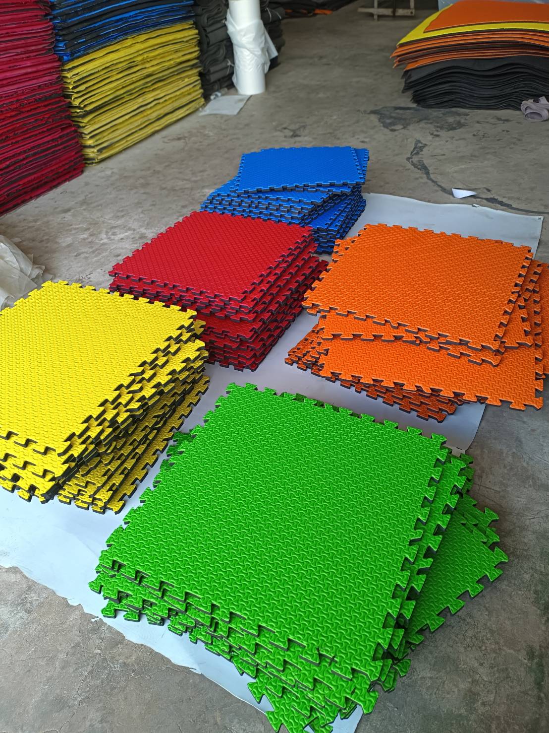 แผ่นยางปูพื้นจิ๊กซอ ขนาด 60 X 60 cm. ความหนา 10 มม.