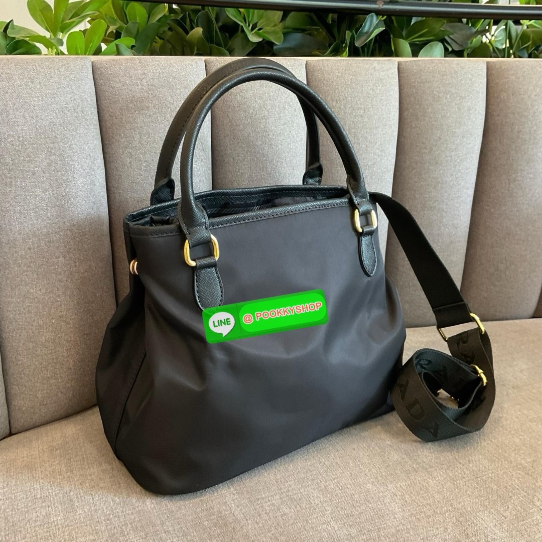 ✨ NEW ARRIVALS!! เข้าใหม่กับกระเป๋าถือ ทรงยอดฮิตจากแบรนด์ PRADA อะไหล่ทองทั้งใบ วัสดุทำจากผ้า NYLON ด้านในเปิดปิดด้วยซิป มีช่องซิปช่องแยกและช่องใหญ่ แบ่งเก็บของได้เป็นสัดส่วน ขนาดกำลังดี ใส่ของได้หลากหลาย ใส่กระเป๋าสตางค์ยาวด้านข้างมีกระดุมสามารถปร