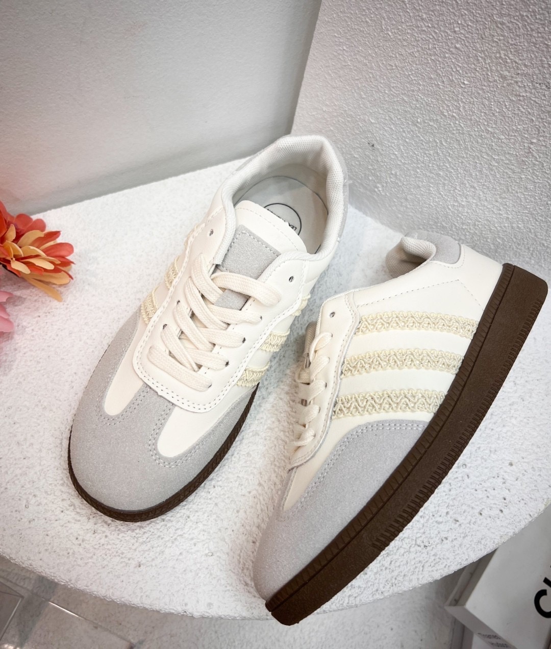 รองเท้าผ้าใบงานเกาหลี รุ่นนี้เป็นผ้าใบทรงที่ทุกคนต้องมี ด้ารข้างดีเทลเส้น สีละมุนมากใส่แล้ว สวยน่ารักมาก พื้นนิ่มใส่สบาย แมทช์กับชุดเริ่ดมาก ต้องมีแล้วน๊าา