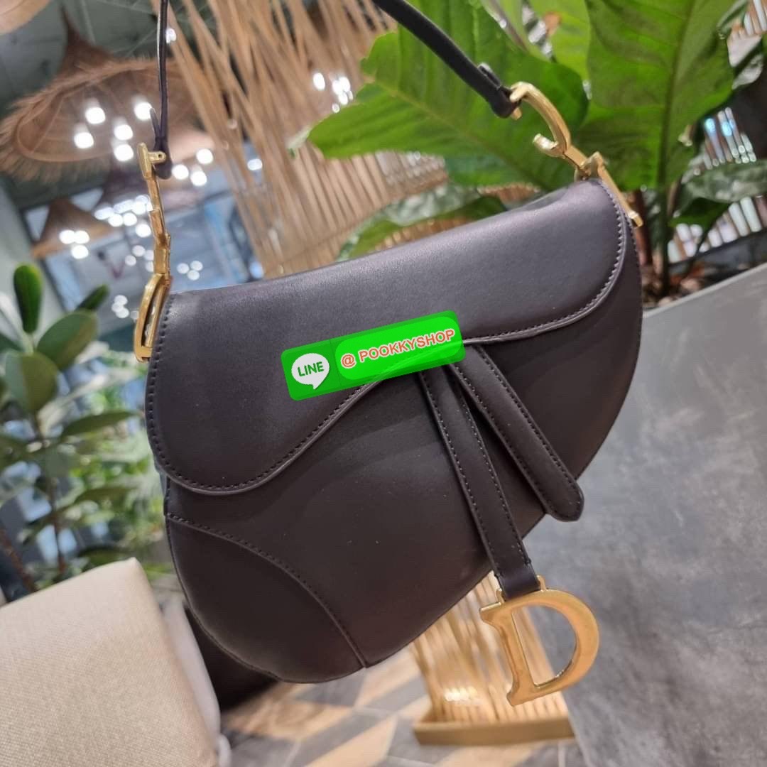 CD SADDLE BAG CALFSKIN กระเป๋าสะพายข้างพรีเมี่ยมกิ๊ฟ ทรงสวยไม่ซ้ำใคร กิมมิคในตัว ดูแพง ไซส์ใหญ่ ดีไซน์ย้อนยุค เป็นเอกลักษณ์สวยทุกแบบ เปิด-ปิดด้วยกระดุมแม่เหล็กซ่อน ใช้งานง่ายมากๆ ภายในเป็นช่องโล่ง มีช่องซิป วัสดุหนังลูกวัวฟอกสี ใส่ของสำคัญได้เลย หมดห่วง ม