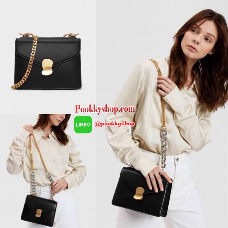 New! สินค้าพร้อมส่งค่า CHARLES & KEITH METAL DETAIL FRONT FLAP BAG กระเป๋าสะพายรุ่นใหม่ชนช็อป วัสดุหนังเรียบ แต่งดีเทลเก๋ไก๋ ที่โซ่สะพายยาวจะเป็นโซ่ใหญ่และเล็กต่างสีกัน เปิดปิดด้วยตัวล็อก ด้านในเป็นช่องกว้าง มีช่องซิป 1 ช่อง ใส่ของจุกจิก iphone plus ได้ ส