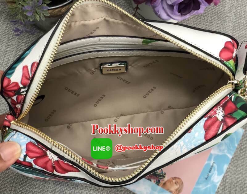 New arrival GUESS CROSSBODY BAG กระเป๋าสะพายแบบครอสบอดี้ร์ ขนาดกำลังดี สีสันสดใส แต่ละลายสวยน่าใช้มากๆค่ะ((ลายเป็นไปตามแพทเทินนะค่ะ)) ด้านหน้าติดอะไหล่แบรนด์ เปิดปิดกระเป๋าแบบซิป ภายในโล่งใส่ของจุค่ะ มีช่องซิป และช่องเล็ก 3ช่องค่ะ สายสะพายแบบโซ่ต่อหนังเลื