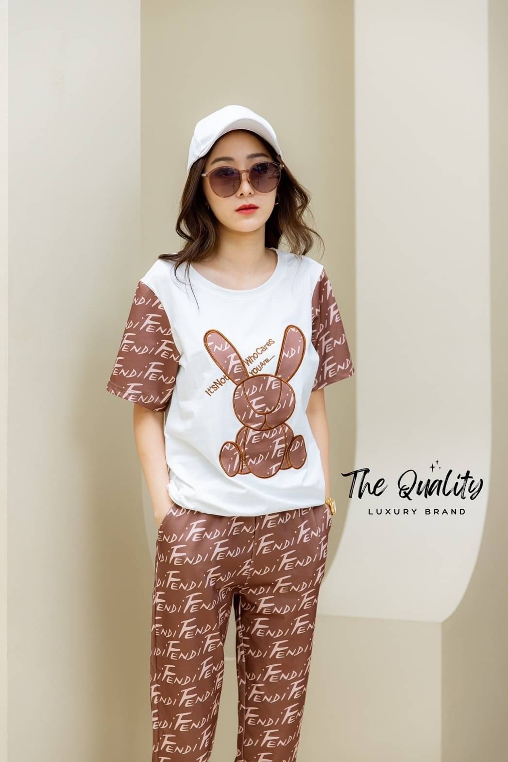 พร้อมส่ง!!! New collection Fendi งานป้ายปักโลโก้เสื้อผ้ายืดกระชับได้ผ้าดีมาก ใส่สบาย กางเกงยืดกระชับใส่เย็นผ้าดีมาก มีกระเป๋า 2 ข้างใส่สบาย รีบจัดแนะนำเลย การันตีคุณภาพดีสุด 10/10 lable Dior