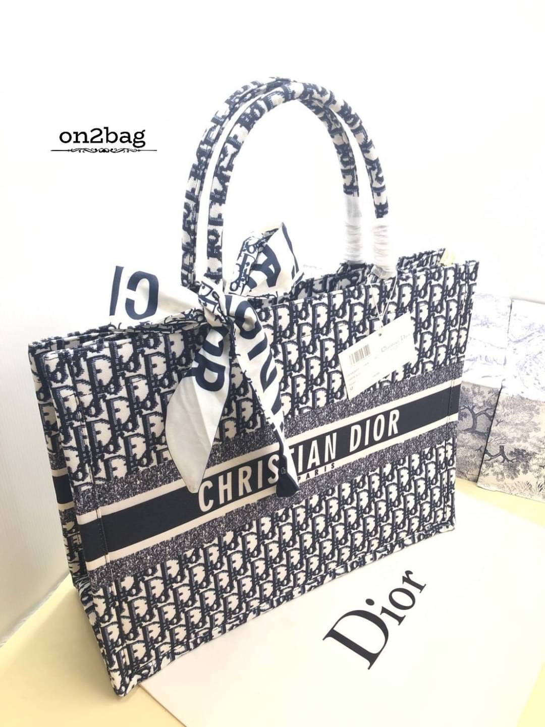 มาแล้วค่ะdior christian สำหรับใครที่รอรุ่นนี้ ขนาดใหญ่ กำลังพอดีใส่ของได้เยอะ ตัวกระเป๋าผลิตจากผ้าทออย่างดีแน่นหนา งานมีซิป ปั๊มแบรนด์ทุกจุด