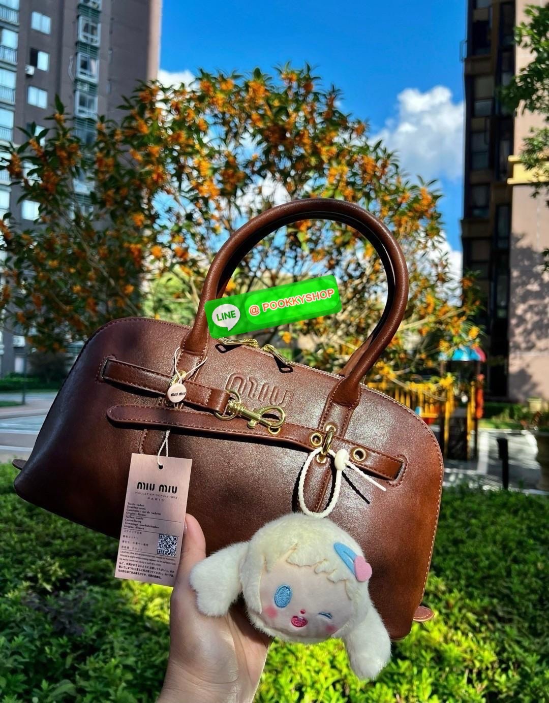 MIU MIU leather satchel bag 🔖พร้อมส่ง!! กับกระเป๋าหิ้ว หรือคล้องมือ หนังแท้อย่างดีสวย 🔖ดีไซด์เก๋แบบตัดคาดเข็มขัดด้านหน้า อะไหล่ทองสวยค่ะ 🔖เปิด-ปิดแบบซิปคู่ ซิปลื่น รูดได้รอบค่ะ ภายในกว้างมาก หายห่วงเรื่องใส่สัมภาระเลยค่า มีช่องซิปแ