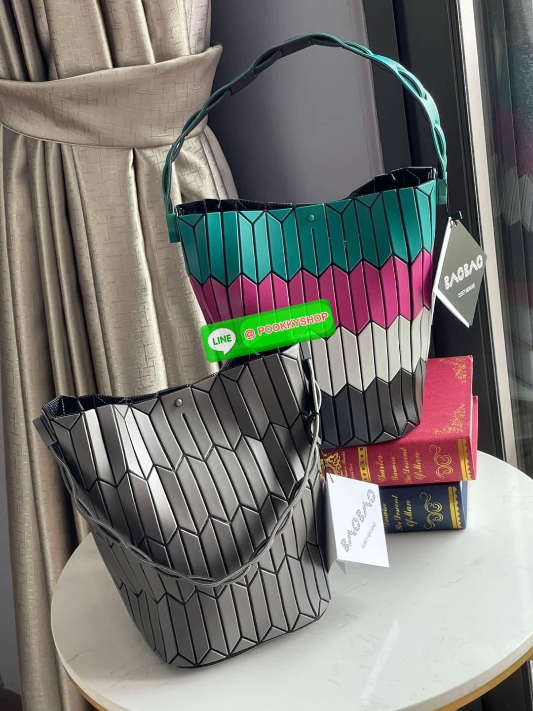 💕Baobao Issey Miyake Large Bucket กระเป๋าบัคเก็ตขนาดใหญ่สามารถใช้ใส่ร่มพับได้หรือขวดน้ำขนาดเล็กได้ ซีรีย์ใหม่นี้มีจุดเด่นที่แผ่นรูปทรงสี่เหลี่ยมด้านขนานในแนวตั้ง เกิดเป็นรูปทรงสามมิติซึ่งแตกต่างไปจากรูปทรงที่เกิดขึ้นจากแผ่นสามเหลี่ยม หูหิ้วสามารถข