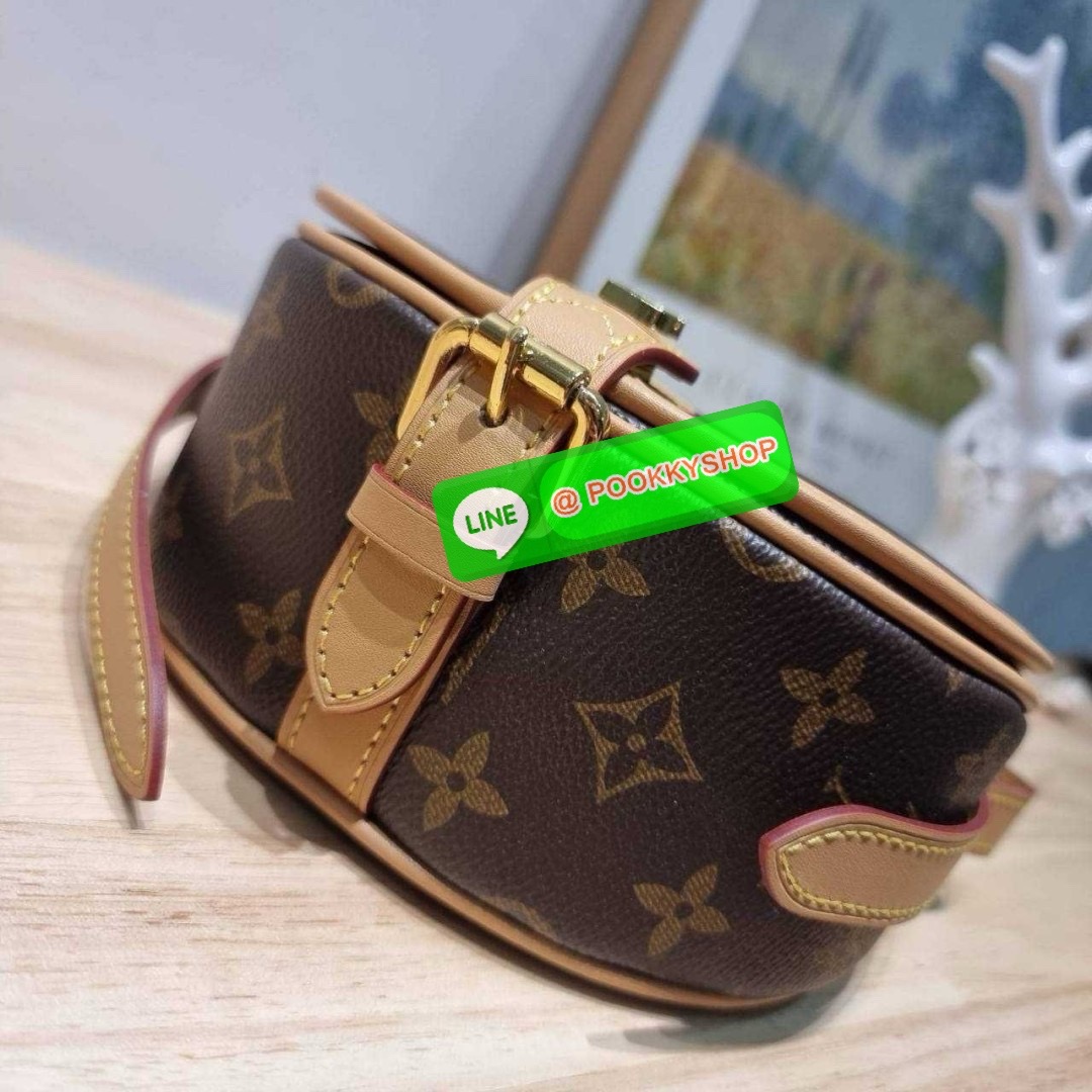 LV TAMBOURIN CROSSBODY BAG 🔆 Details รุ่นลิมิเต็ดหายาก กับกระเป๋าสะพายทรงสวย ดีไซน์คลาสสิค เปิด-ปิดด้วยกนะดุมแม่เหล็ก สายสะพายในตัว ปรับได้ หรือซ่อนสายและถือเป็น clutch ออกงานก็ได้ ดูแพงมากๆ ภายในเป็นช่องโล่ง ใส่ของจุกจิกได้ ของจำเป็นได้ โทรศัพท์ไ