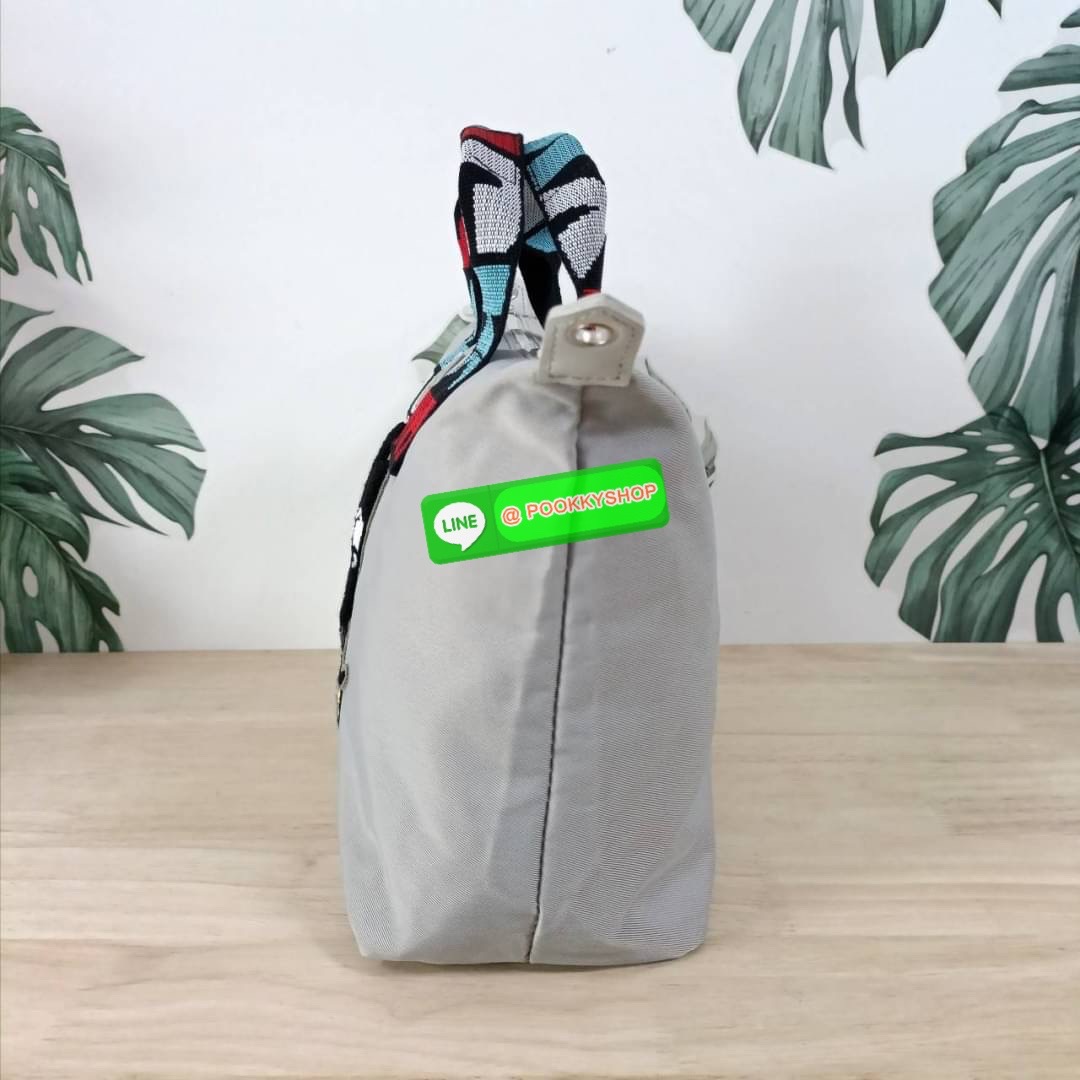 Kipling KALA Mini Disney's Mickey Mouse Handbag กระเป๋าถือหรือสะพาย วัสดุ Polyamide+Polyester รุ่นใหม่ล่าสุด Collection Mickey's ลายน่ารัก ผิวสัมผัสนุ่ม ลื่น พร้อมตัวการ์ตูน Mickey Mouse ไหมพรม ตกแต่งด้านหน้า ช่องหลักโล่งกว้าง พร้อมช่องแยกด้านข้