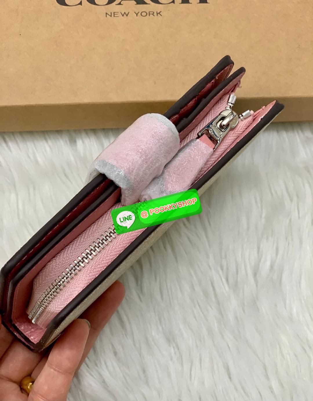 COACH MEDIUM CORNER ZIP WALLET IN SIGNATURE CANVAS ((53562)) 💋กลับมาอีกครั้งค่ะ! กระเป๋าเงินใบกลางหนัง pvc canvas สวยงามค่ะ เปิดปิดช่องหลักด้วยกระดุมภายในมีช่องเสียบบัตรได้ถึง10ช่อง ช่องใส่ธนบัตรหนึ่งช่อง; และช่องซิปสำหรับใส่เหรียญอีกสองช่อง แยกสั