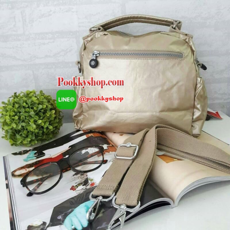 พร้อมส่ง Kipling Shoulder Bag k15828 รุ่นMulti funtion ที่สาวๆรอคอย!!! เพราะใบนี้สามารถปรับการใช้งานได้หลายเเบบทั้งสะพายข้างได้ แบบครอสบอดี้ได้ หรือรวบสายเก็บปรับเป็นถือก็ยังได้ ผลิตจากวัสดุผ้าไนล่อนเมทาลิคอย่างดี กันน้ำระดับนึงเลยค่ะ ️ด้านหน้ามีช่องซิปถึ
