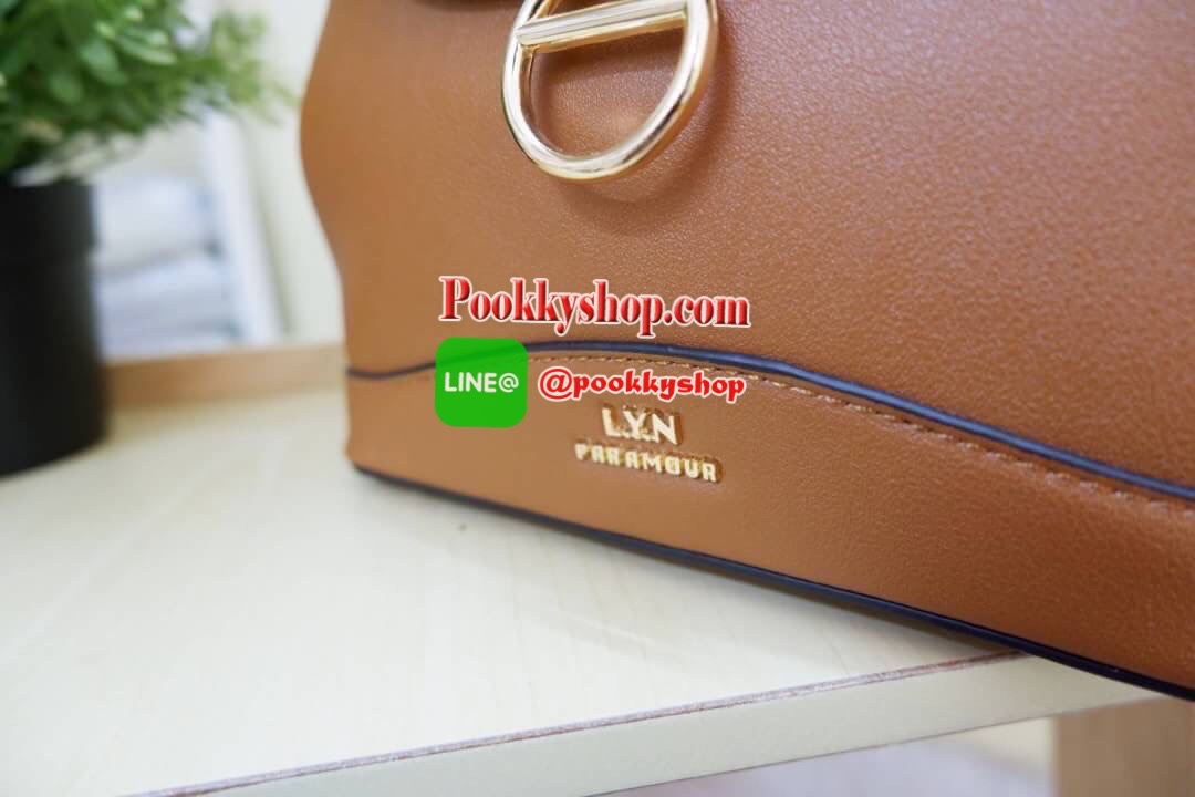 Lyn กระเป๋าหิ้วมาพร้อมสายสะพาย ขนาดกลางๆไม่เล็กไม่ใหญ่ ดีไซน์สวยน่ารัก ด้านในมีป้ายโลหะปั๊มแบรนด์ ใต้กระเป๋ามีหมุดรองทั้ง 4 มุม รูปทรงสวยเก๋ขนาดนี้ ไม่มีไม่ได้นะคะ