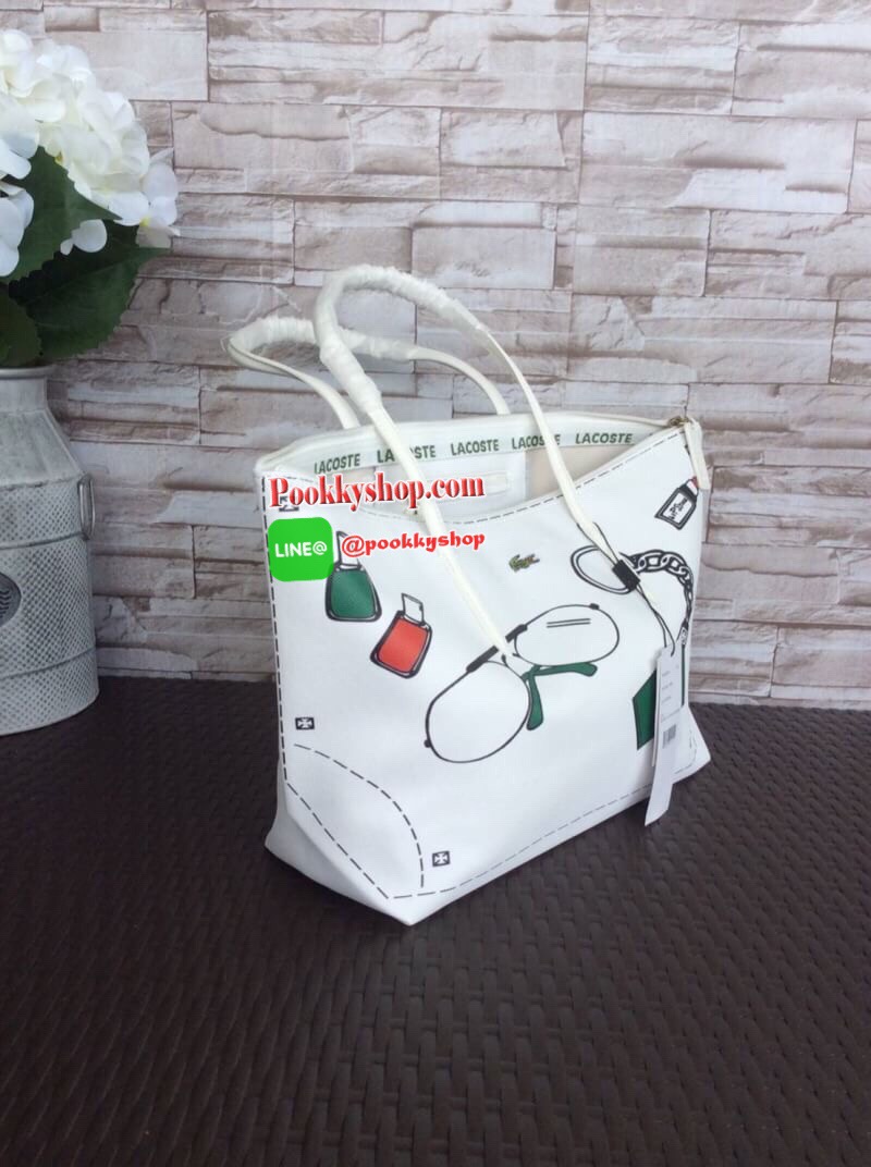 ลาคอส pu split cow leather bag รุ่นขายดีค่ะ!! กระเป๋าทรง shopping ลายกราฟฟิก ลายสดใส พร้อมส่งหลากสีรุ่นฮอตฮิตตลอดกาล แบบสวยคลาสสิค ใช้ได้ในทุกวัน ด้านหน้าประดับโลโก้จระเข้สัญลักษณ์แบรนด์ เปิดปิดกระเป๋าแบบซิป ที่จับหัวซิปปั้แบรนด์ ภายในกว้างใส่ของจุ มีช่