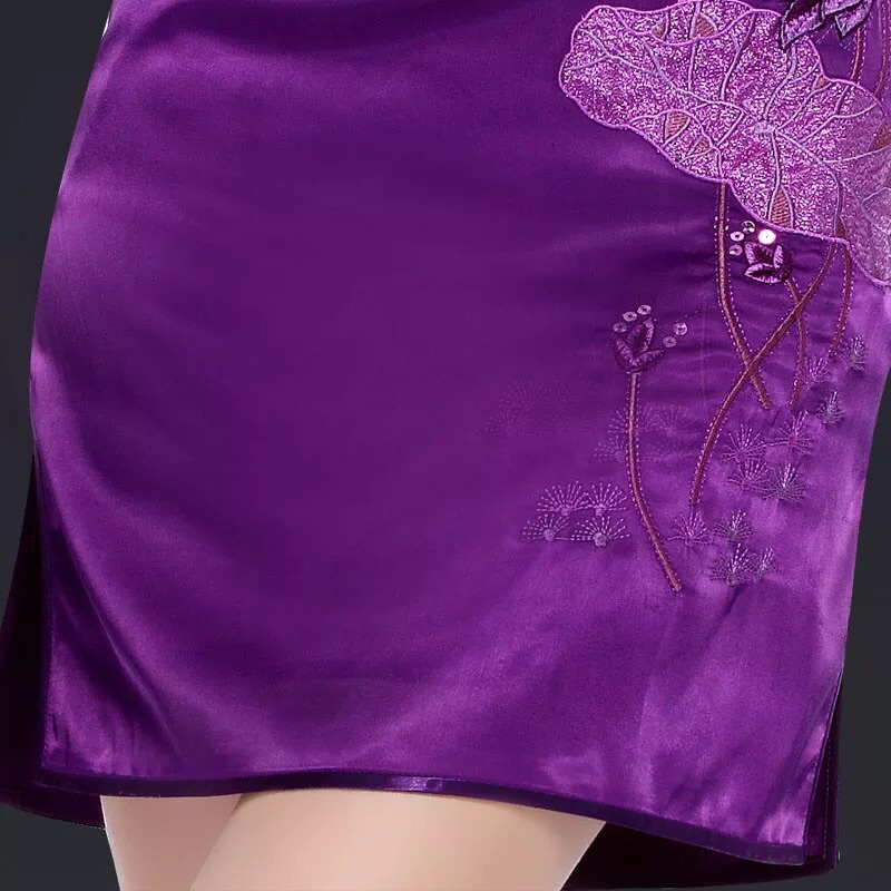 สีแดง คอจีน แต่งซีทรู และปักฉลุ ช่วงอก งานผ้าไหมสวยหรู เนื้องานละเมียด สวยกรูสุดๆคะ กระโปรง สาวๆ ที่ใฝ่ฝันอยากใส่กี่เพ้า สวยๆ อย่าพลาดเลยนะคะ งานมีระดับ ในราคาไม่แพงเลย.. ขอบอก .. ความเหมือนของสินค้าจริง กับภาพตัวอย่าง 99.99%